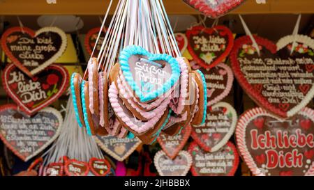 Kiosque de bonbons avec coeurs de pain d'épice allemand traditionnel à la populaire foire d'amusement 'Rheinkirmes' 2022 à Düsseldorf/Allemagne. Banque D'Images