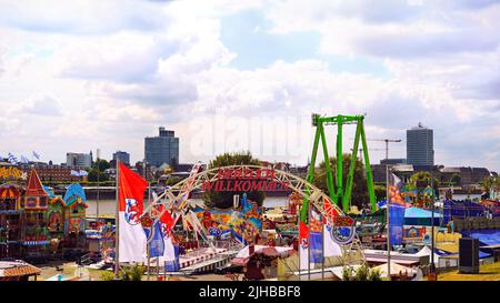 Vue panoramique de la célèbre foire « Rheinkirmes » 2022 à Düsseldorf/Allemagne juste avant l'ouverture. Banque D'Images