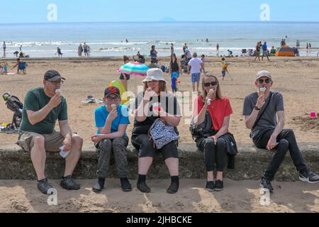 Troon, Royaume-Uni. 17th juillet 2022. Avec les prévisions météorologiques qui prédisent les températures de plus de 30C, les touristes et les habitants se sont emportés vers la plage sud de Troon pour profiter du temps d'été. Crédit : Findlay/Alay Live News Banque D'Images