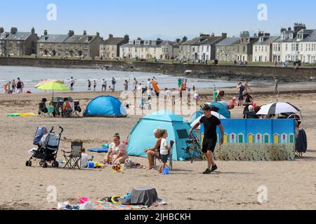 Troon, Royaume-Uni. 17th juillet 2022. Avec les prévisions météorologiques qui prédisent les températures de plus de 30C, les touristes et les habitants se sont emportés vers la plage sud de Troon pour profiter du temps d'été. Crédit : Findlay/Alay Live News Banque D'Images