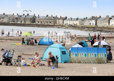 Troon, Royaume-Uni. 17th juillet 2022. Avec les prévisions météorologiques qui prédisent les températures de plus de 30C, les touristes et les habitants se sont emportés vers la plage sud de Troon pour profiter du temps d'été. Crédit : Findlay/Alay Live News Banque D'Images