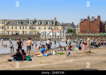 Troon, Royaume-Uni. 17th juillet 2022. Avec les prévisions météorologiques qui prédisent les températures de plus de 30C, les touristes et les habitants se sont emportés vers la plage sud de Troon pour profiter du temps d'été. Crédit : Findlay/Alay Live News Banque D'Images