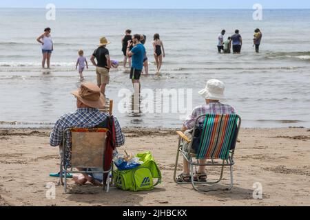 Troon, Royaume-Uni. 17th juillet 2022. Avec les prévisions météorologiques qui prédisent les températures de plus de 30C, les touristes et les habitants se sont emportés vers la plage sud de Troon pour profiter du temps d'été. Crédit : Findlay/Alay Live News Banque D'Images