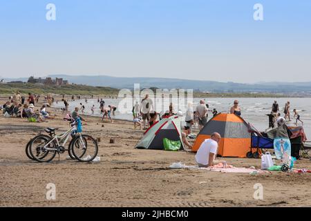 Troon, Royaume-Uni. 17th juillet 2022. Avec les prévisions météorologiques qui prédisent les températures de plus de 30C, les touristes et les habitants se sont emportés vers la plage sud de Troon pour profiter du temps d'été. Crédit : Findlay/Alay Live News Banque D'Images