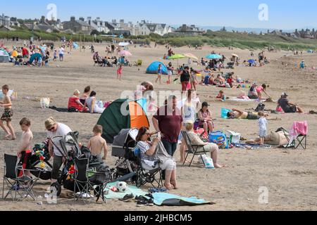 Troon, Royaume-Uni. 17th juillet 2022. Avec les prévisions météorologiques qui prédisent les températures de plus de 30C, les touristes et les habitants se sont emportés vers la plage sud de Troon pour profiter du temps d'été. Crédit : Findlay/Alay Live News Banque D'Images