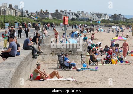 Troon, Royaume-Uni. 17th juillet 2022. Avec les prévisions météorologiques qui prédisent les températures de plus de 30C, les touristes et les habitants se sont emportés vers la plage sud de Troon pour profiter du temps d'été. Crédit : Findlay/Alay Live News Banque D'Images