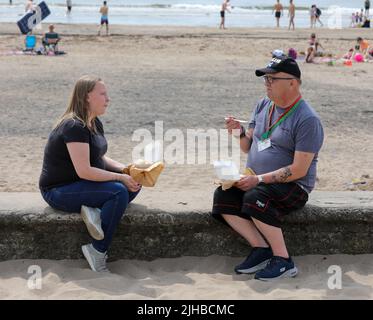 Troon, Royaume-Uni. 17th juillet 2022. Avec les prévisions météorologiques qui prédisent les températures de plus de 30C, les touristes et les habitants se sont emportés vers la plage sud de Troon pour profiter du temps d'été. Crédit : Findlay/Alay Live News Banque D'Images