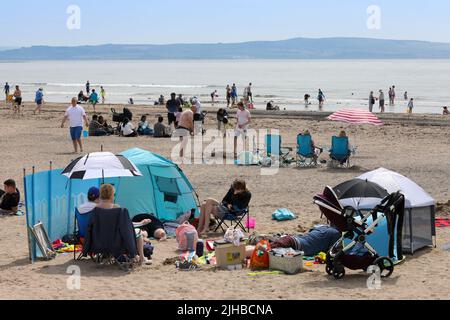 Troon, Royaume-Uni. 17th juillet 2022. Avec les prévisions météorologiques qui prédisent les températures de plus de 30C, les touristes et les habitants se sont emportés vers la plage sud de Troon pour profiter du temps d'été. Crédit : Findlay/Alay Live News Banque D'Images