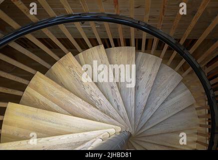 Vue de dessus de l'escalier en spirale en bois forme géométrique de conception scandaleuse Banque D'Images