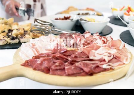 Planche à découper en bois avec prosciutto, bacon, salami et bresaola. Assiette à viande. Banque D'Images
