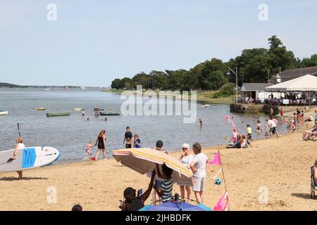 Manningtree, Royaume-Uni. 17th juillet 2022. Le Stour Sailing Club accueille la régate de Manningtree qui se tient pour la première fois depuis 2019 en raison de la pandémie de Covid. Les gens sur la plage à Manningtree appréciant la régate dans le soleil chaud avant que les températures élevées prévues arrivent. Crédit : Eastern Views/Alamy Live News Banque D'Images