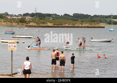 Manningtree, Royaume-Uni. 17th juillet 2022. Le Stour Sailing Club accueille la régate de Manningtree qui se tient pour la première fois depuis 2019 en raison de la pandémie de Covid. Les paddle-boards et les kayaks font la course l'un contre l'autre. Crédit : Eastern Views/Alamy Live News Banque D'Images