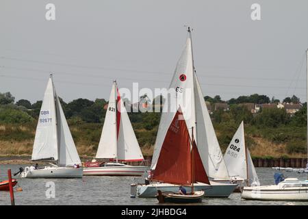 Manningtree, Royaume-Uni. 17th juillet 2022. Le Stour Sailing Club accueille la régate de Manningtree qui se tient pour la première fois depuis 2019 en raison de la pandémie de Covid. La course à plat commence. Crédit : Eastern Views/Alamy Live News Banque D'Images