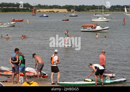 Manningtree, Royaume-Uni. 17th juillet 2022. Le Stour Sailing Club accueille la régate de Manningtree qui se tient pour la première fois depuis 2019 en raison de la pandémie de Covid. Des bateaux et des planches de toutes sortes appréciant la régate sous le soleil chaud. Crédit : Eastern Views/Alamy Live News Banque D'Images