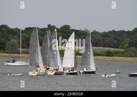 Manningtree, Royaume-Uni. 17th juillet 2022. Le Stour Sailing Club accueille la régate de Manningtree qui se tient pour la première fois depuis 2019 en raison de la pandémie de Covid. La course pour la micro-classe de voilier commence. Crédit : Eastern Views/Alamy Live News Banque D'Images