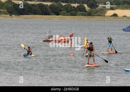 Manningtree, Royaume-Uni. 17th juillet 2022. Le Stour Sailing Club accueille la régate de Manningtree qui se tient pour la première fois depuis 2019 en raison de la pandémie de Covid. Les paddle-boards et les kayaks font la course l'un contre l'autre. Crédit : Eastern Views/Alamy Live News Banque D'Images