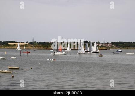 Manningtree, Royaume-Uni. 17th juillet 2022. Le Stour Sailing Club accueille la régate de Manningtree qui se tient pour la première fois depuis 2019 en raison de la pandémie de Covid. La course pour la micro-classe de voilier commence. Crédit : Eastern Views/Alamy Live News Banque D'Images