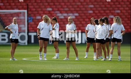 17th juillet 2022, Bramall Lane, Sheffield, Angleterre: Football européen international pour femmes, Suisse contre pays-Bas; les joueurs suisses inspectent le match de pré-match de Bramall Lane Banque D'Images