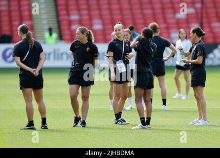 17th juillet 2022, Bramall Lane, Sheffield, Angleterre : football européen international pour femmes, Suisse contre pays-Bas ; les joueurs néerlandais inspectent le match de pré-match de Bramall Lane Banque D'Images