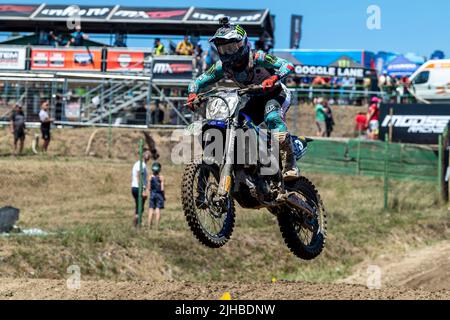 Loket, République tchèque. 17th juillet 2022. Jago Geerts of Belgium participe au Grand Prix de la République Tchèque, coupe du monde de Motocross, catégorie MX2, course 1, à Loket, République tchèque, 17 juillet 2022. Crédit : Ondrej Hajek/CTK photo/Alay Live News Banque D'Images