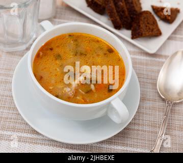 Soupe russe traditionnelle rassolnik avec viande de bœuf Banque D'Images