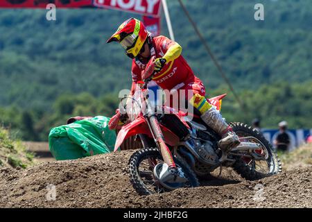 Loket, République tchèque. 17th juillet 2022. Tim Gajser de Slovénie participe au Grand Prix de la République tchèque, coupe du monde de motocross, catégorie MXGP, course 1, à Loket, République tchèque, 17 juillet 2022. Crédit : Ondrej Hajek/CTK photo/Alay Live News Banque D'Images