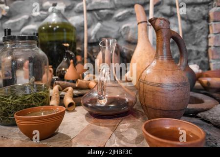 Jeune vin dans un bol en argile à côté d'une cruche en terre cuite géorgienne d'époque dans une authentique cave à vin géorgienne. Banque D'Images