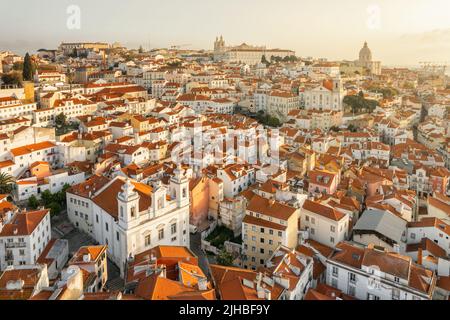 Vue panoramique aérienne du centre-ville de Lisbonne au lever du soleil, Portugal Banque D'Images