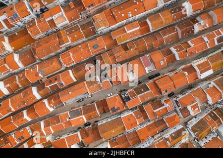Vue sur les toits avec tuiles rouges dans la charmante vieille ville de Nazaré, Portugal Banque D'Images