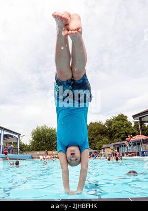 Les gens apprécient le temps chaud à la piscine en plein air de Hathersage à Hope Valley, près de Sheffield. On prévoit que les températures devraient atteindre 31C dans tout le centre de l'Angleterre dimanche, en prévision des records de la semaine prochaine. Date de la photo: Dimanche 17 juillet 2022. Banque D'Images