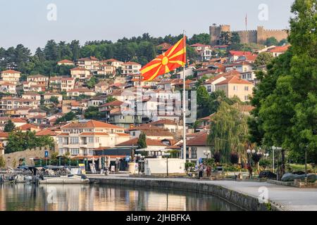 Drapeau macédonien dans la ville d'Ohrid, au bord du lac d'Ohrid, en Macédoine du Nord Banque D'Images