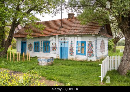 Maison de campagne décorée à la main située dans le village de Zalipie, en Pologne Banque D'Images