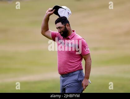 Le Jon Rahm d'Espagne célèbre son birdie le 18th au cours du quatrième jour de l'Open à l'Old course, St Andrews. Date de la photo: Dimanche 17 juillet 2022. Banque D'Images