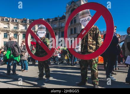 Munich, Allemagne - 16 février 2019: Les manifestants à la Conférence de sécurité de Munich lors de leur réunion annuelle. Banque D'Images