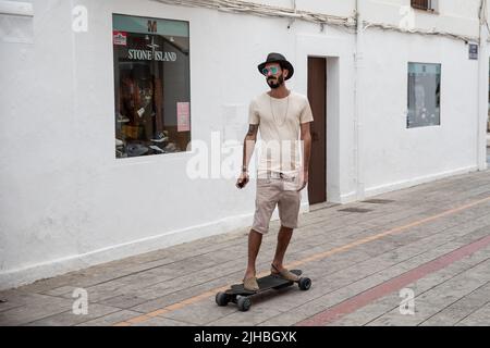 Local sur Skateboard, ville d'Ibiza, Espagne. Banque D'Images