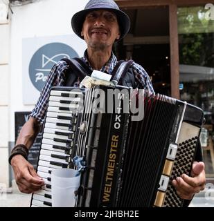 Musicien de rue jouant l'Accordéon à Ibiza, Ibiza, Espagne. Banque D'Images