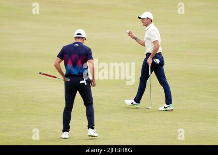 Rory McIlroy (à droite), en Irlande du Nord, célèbre un birdie sur le tee 5th pendant le quatrième jour de l'Open at the Old course, St Andrews. Date de la photo: Dimanche 17 juillet 2022. Banque D'Images