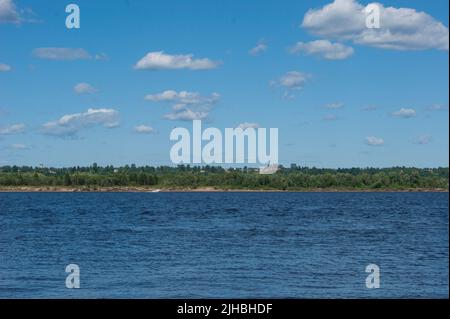 Ryokana de froid profond dans le nord de la Russie. Les saisons sont l'été. Une plage de sable avec des buissons verts qui s'y développent. Nuages blancs dans le ciel bleu Banque D'Images