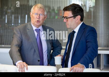 Journée de remise des diplômes à UA92, Manchester - 10th juillet 2022. Sir Alex Ferguson et Andy Burnham, maire de Manchester. Banque D'Images