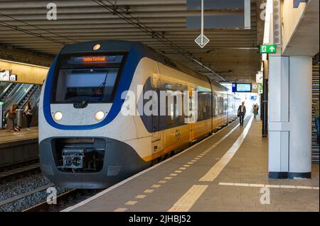 Dutch Single-Decker Bombardier Sprinter train sur le chemin de Leiden, pris à Utrecht Centraal Banque D'Images