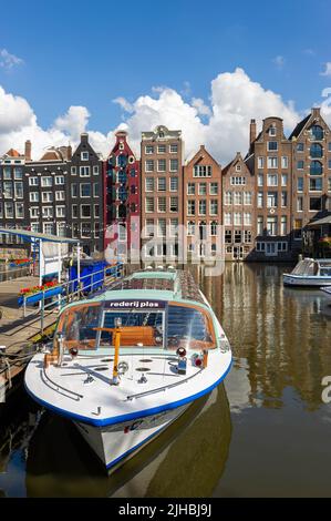 Bateau Canal Tour sur le Damrak, au coucher du soleil, Amsterdam, pays-Bas Banque D'Images