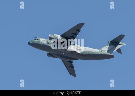 Spectacle aérien de Farnborough, juillet 2022. Un avion de transport de KC390 appartenant à la Força Aérea Brasileira en vol quelques jours avant le début du spectacle aérien. Banque D'Images