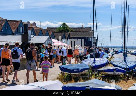 Whitstable, Kent, Royaume-Uni : les gens profitent du soleil d'été à Whitstable au début d'une vague de chaleur record au Royaume-Uni. Banque D'Images