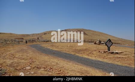 Entrée à Karahan Tepec, site archéologique néolithique découvert en in1997 en Turquie. Le frère de Gobekli Tepe. Banque D'Images