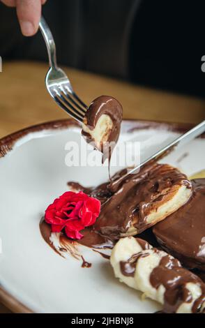 Gros plan, crêpes délicieuses avec chocolat et banane pour le petit déjeuner. Banque D'Images