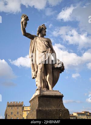 Statue d'automne par Giovanni Caccini Ponte Santa Trinita à Florence Italie Banque D'Images