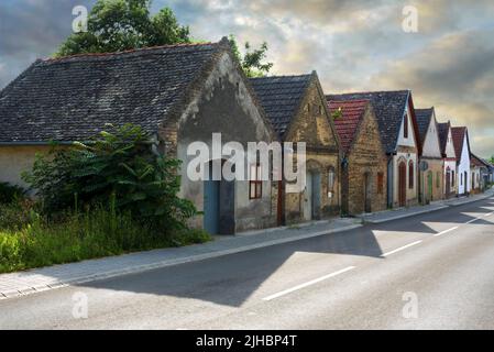 Rangée de vieilles caves à vin au bord de la route. Hajos, Hongrie Banque D'Images