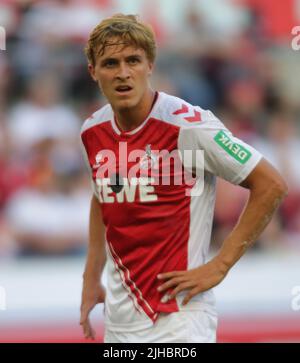 Cologne, Allemagne. 07th juin 2022. Coupe Telekom, 1. FC Cologne vs AC Milan, Timo Huebers (Cologne) avec caméra derrière le maillot sur la poitrine. Crédit : Juergen Schwarz/Alay Live News Banque D'Images