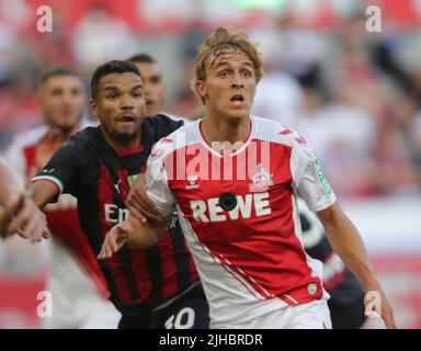 Cologne, Allemagne. 07th juin 2022. Coupe Telekom, 1. FC Cologne vs AC Milan, Timo Huebers (Cologne) avec caméra derrière le maillot sur la poitrine. Crédit : Juergen Schwarz/Alay Live News Banque D'Images