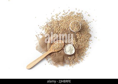 Graines de blé entier et d'orge sur fond blanc avec une cuillère en bois d'isolat. Vue de dessus Banque D'Images
